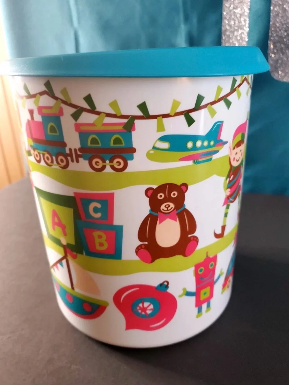 Tupperware One Touch Christmas Canister D 4.4L 18.5 cup Santas Workshop Elf New